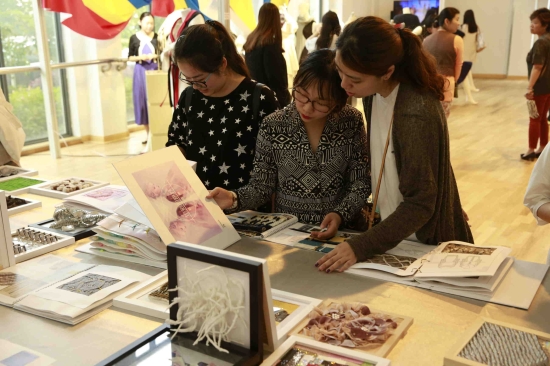 中法學院教學作品展覽隆重開幕，文化藝術交流再譜新篇